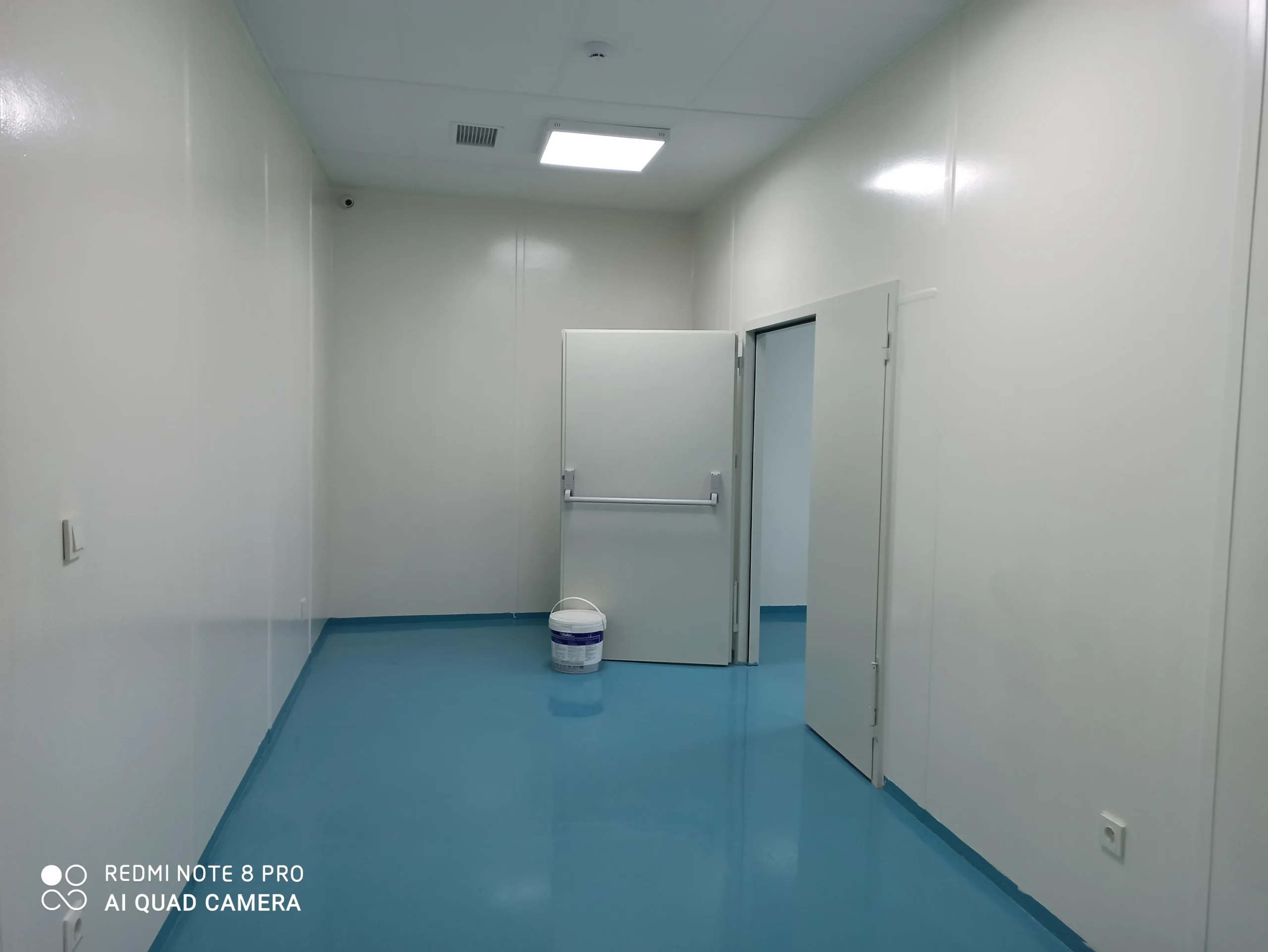 Versatile storage container designed for secure material storage, warehouse operations, and efficient cargo management.