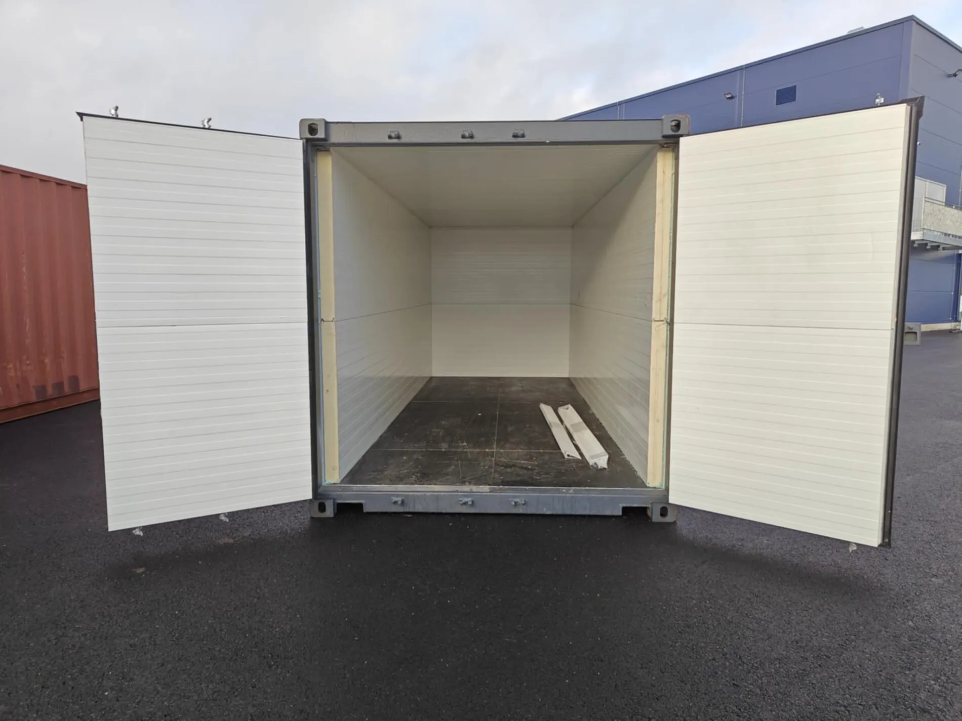 Durable storage container designed for safe cargo transport, industrial warehousing, and long-term storage needs.