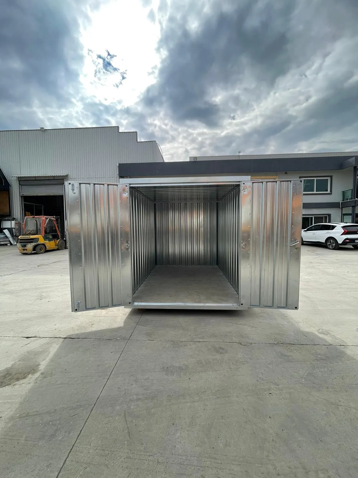 Heavy-duty storage container designed for safe cargo transportation and long-term storage in industrial and commercial use.
