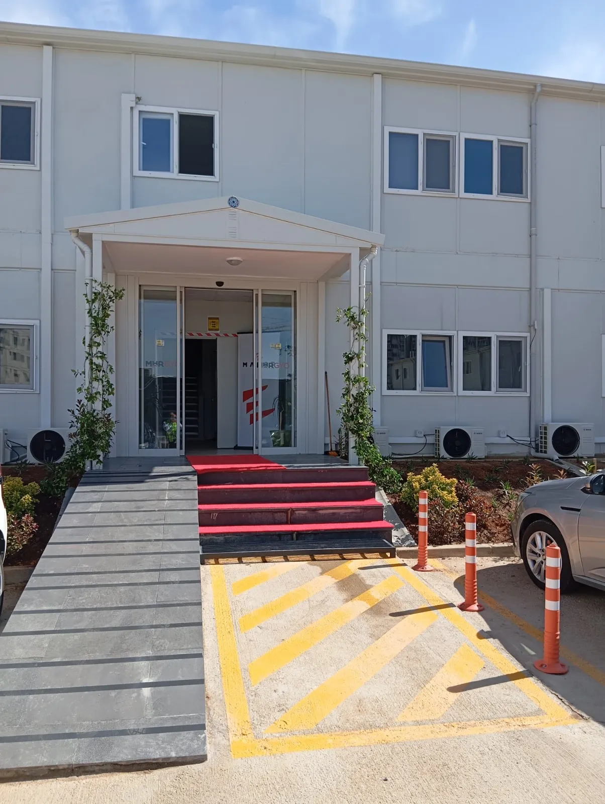 Wide dining space in prefabricated dining hall